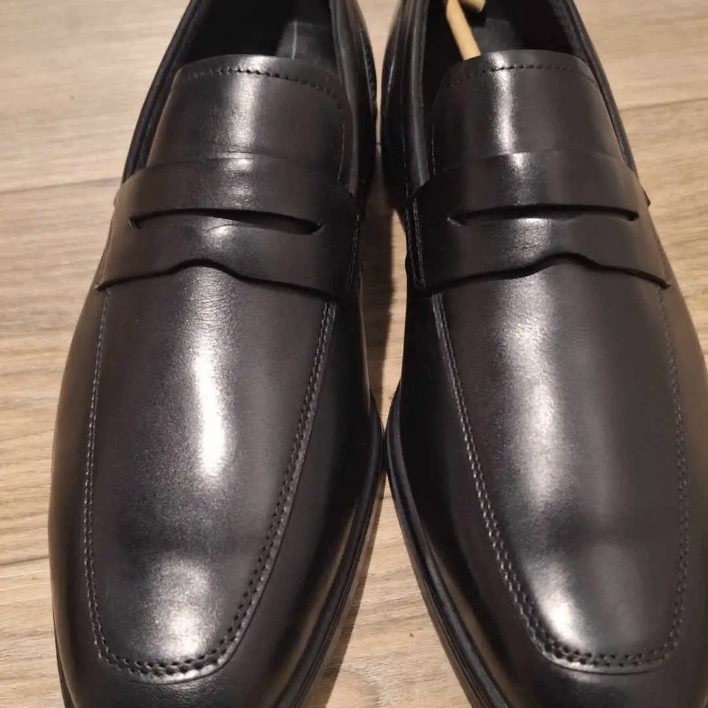 Ecco Sleek Black Leather Slip-Ons